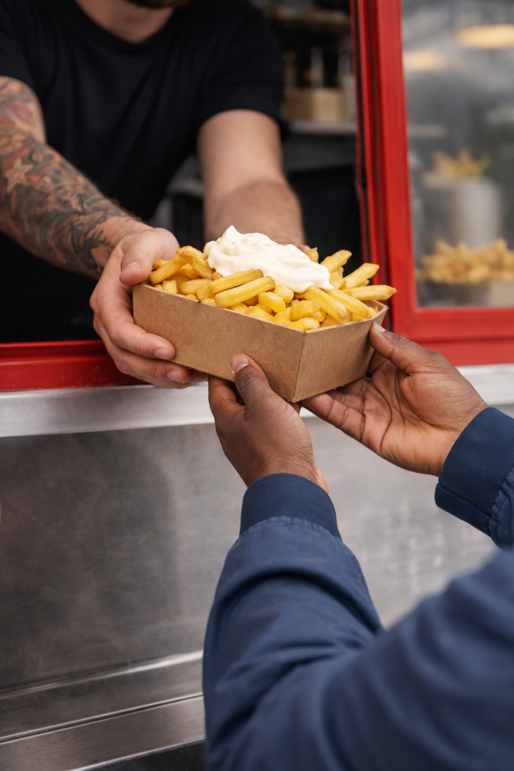 Frieten geserveerd in een kraam